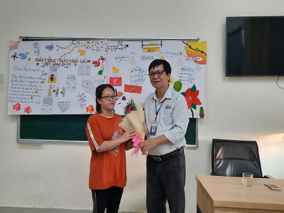 Chị Bảo Ngọc tặng hoa mừng thầy Nguyễn Duy Chinh - Giám đốc