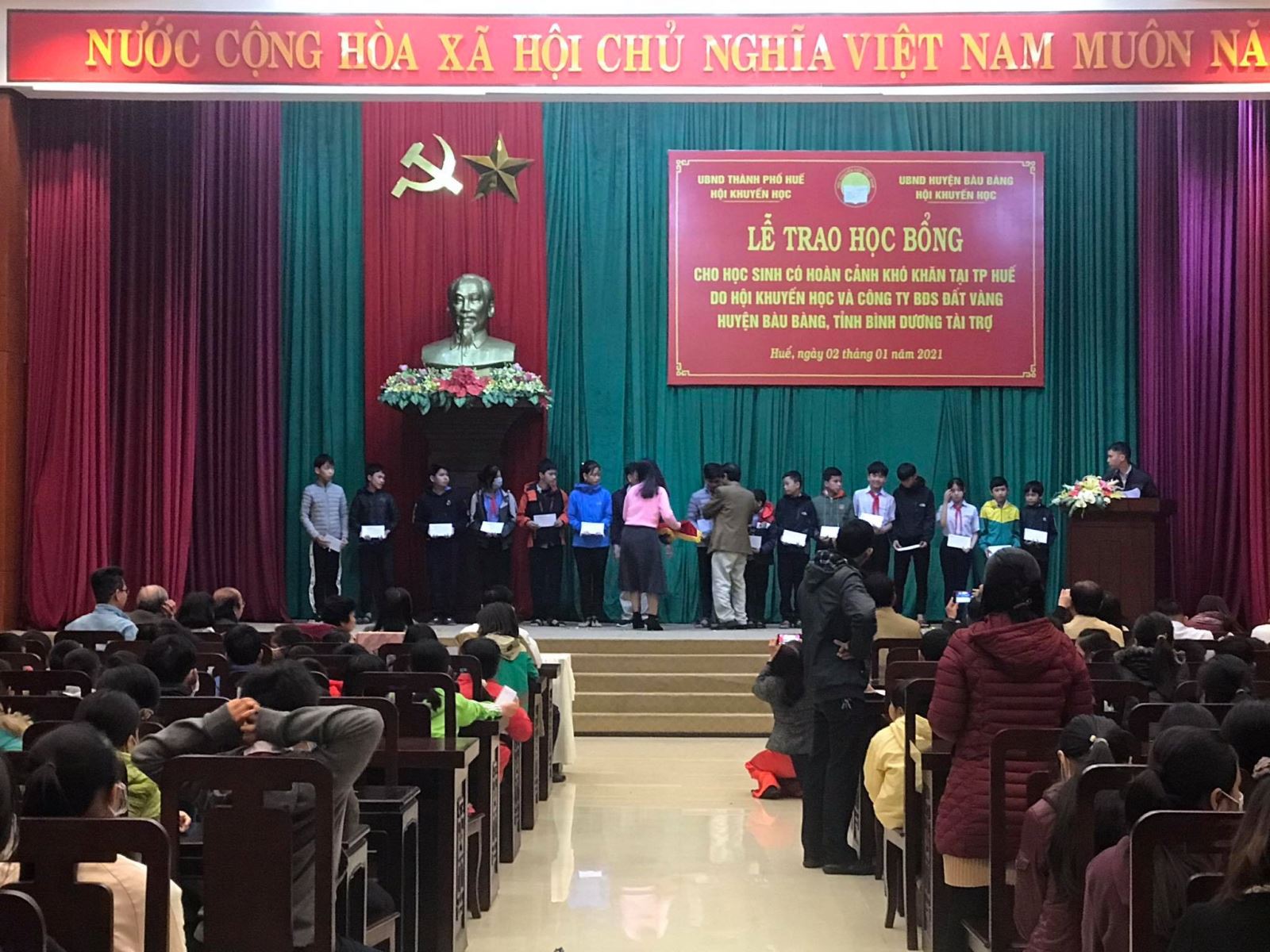 Em Phạm Thị Thanh Ngân nhận học bổng cho học sinh có hoàn cảnh khó khăn học giỏi ở thành phố Huế