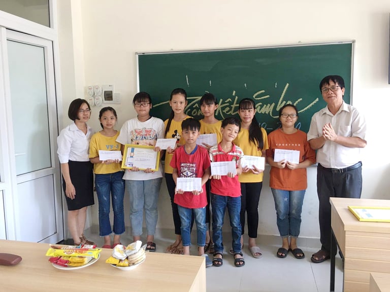 SUMMARIZING THE SCHOOL YEAR 2019 - 2020 AND RECEIVING GIFTS FROM MONK THICH NHAT MINH