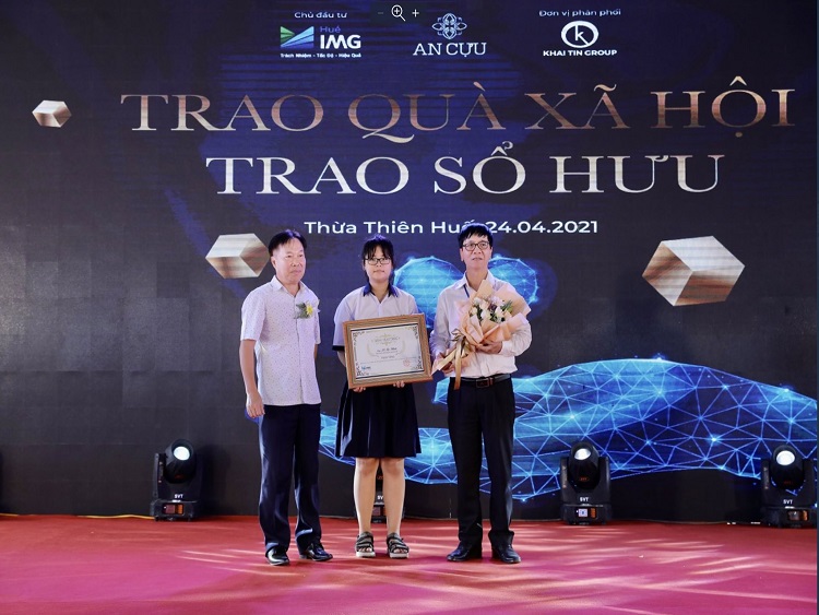 Ông Lê Tự Minh - Chủ tịch HĐQT IMG trao tặng quỹ hưu trí cho các em